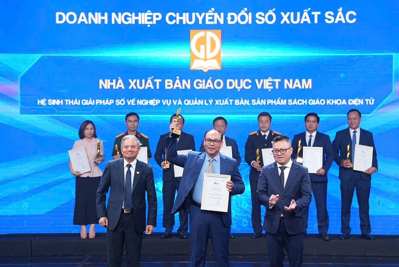 Đại diện NXBGDVN, ông Đặng Thanh Hải - Phó Tổng Giám đốc nhận cúp và chứng nhận giải thưởng từ BTC 