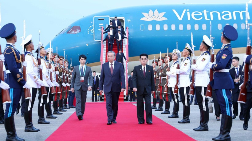 Lễ đón Tổng Bí thư Tô Lâm tại Sân bay quốc tế Bình Nhưỡng. (Ảnh: TTXVN)