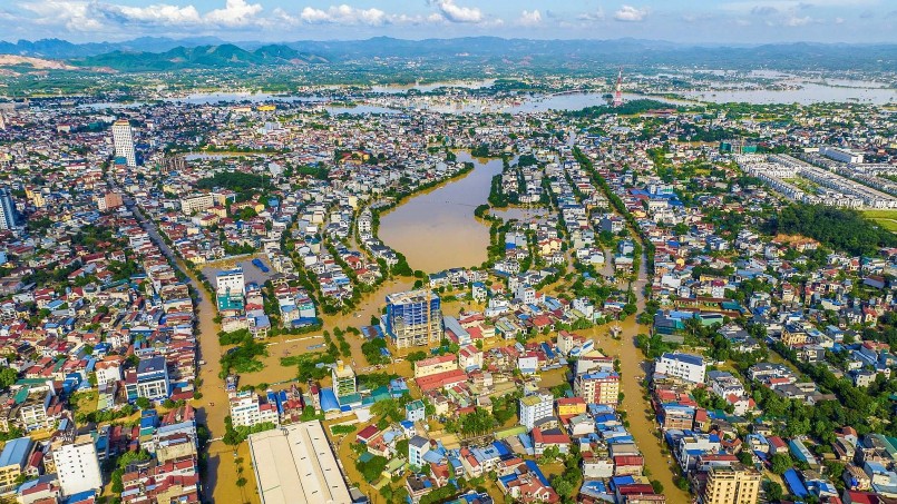 Tại Thái Nguyên, lũ sông Cầu tại trạm Gia Bảy đã đạt đỉnh 29,9m vào rạng sáng 8/10, vượt mốc lũ lịch sử năm 2024 tới 1,09m. 33 trên tổng số 92 xã, phường của tỉnh chìm trong nước sâu từ 1-2 mét. 