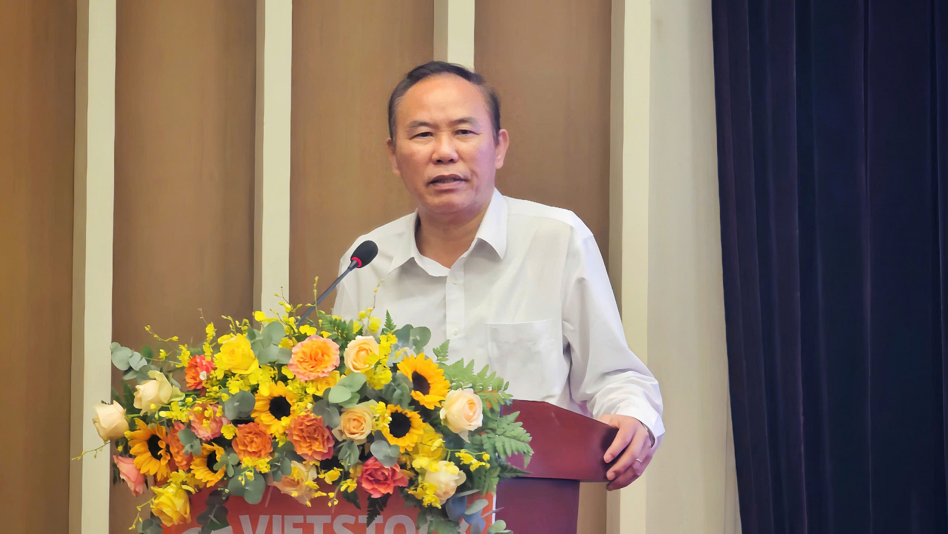 Thứ trưởng Bộ Nông nghiệp và Môi trường Phùng Đức Tiến phát biểu tại hội nghị ngày 8-10 - Ảnh: TRƯƠNG LINH