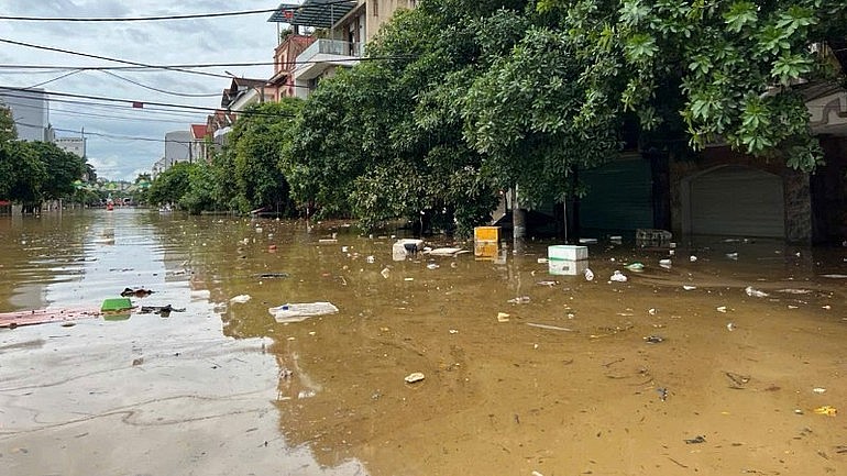 Theo Cục An toàn thực phẩm, bão lụt không chỉ gây thiệt hại về người và tài sản mà còn tạo điều kiện thuận lợi cho vi sinh vật gây bệnh phát triển.