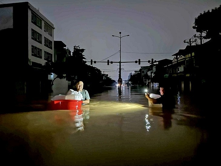 Đối với những khu vực bị ngập lụt, sạt lở gây chia cắt, các địa phương cần có phương án đảm bảo cung cấp đủ lương thực, thực phẩm và nước uống an toàn cho người dân.