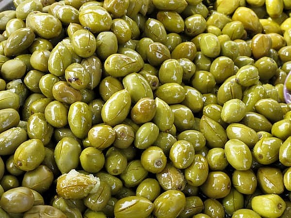 Cứ vào độ cuối tháng 5, đầu tháng 6 Âm lịch, người dân Phú Thọ lại tất bật thu hoạch trám, một sản vật đặc trưng của vùng cao phía Bắc.