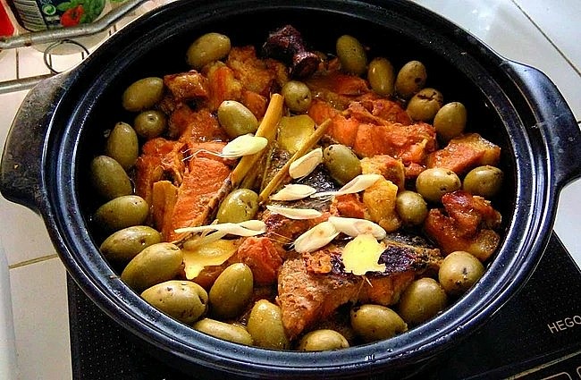 Thưởng thức trám om kho cá với cơm trắng nóng hổi trong tiết trời se lạnh mới cảm nhận hết được sự tinh túy của nó.