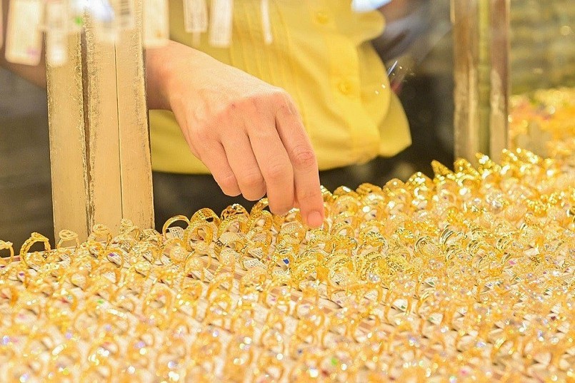 Đáng chú ý, từ ngày 10/10, theo Nghị định 232/2025/NĐ-CP, mọi giao dịch mua bán vàng có giá trị từ 20 triệu đồng trở lên phải thực hiện qua tài khoản ngân hàng.