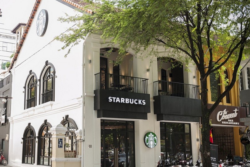 Sau khi đóng cửa Starbucks Reserve Hàn Thuyên vào tháng 8/2024, thương hiệu cà phê Mỹ này đã nhanh chóng tái khai trương một cửa hàng Reserve khác tại vị trí đắc địa khác.