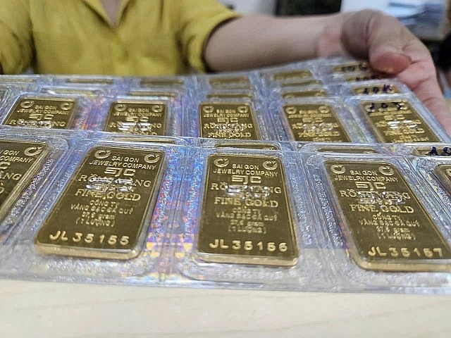 Dự kiến có khoảng 8 ngân hàng thương mại và 3 doanh nghiệp lớn là SJC, PNJ và DOJI đủ điều kiện tham gia vào thị trường sản xuất vàng miếng trong giai đoạn đầu. Dự kiến có khoảng 8 ngân hàng thương mại và 3 doanh nghiệp lớn là SJC, PNJ và DOJI đủ điều kiện tham gia vào thị trường sản xuất vàng miếng trong giai đoạn đầu.