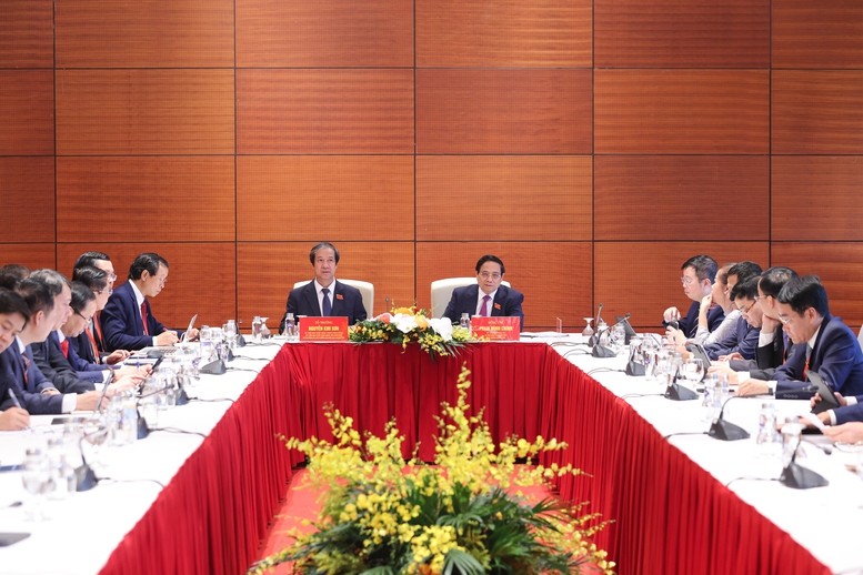 Thủ tướng Chính phủ nhấn mạnh yêu cầu đổi mới, đột phá mạnh mẽ hơn nữa, vượt qua giới hạn của chính mình, nhất là trong huy động nguồn lực phát triển, đột phá phát triển khoa học công nghệ, đổi mới sáng tạo - Ảnh: VGP