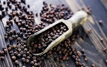 Giá hồ tiêu hôm nay 13/10: Thị trường trong nước bình ổn ở mức đỉnh, xuất khẩu lập kỷ lục mới