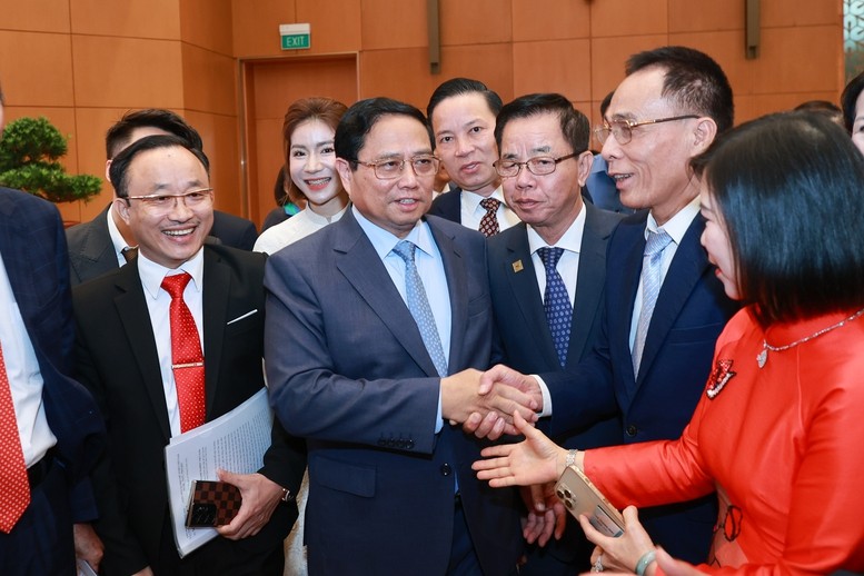 Thủ tướng trao đổi với các doanh nhân bên lề cuộc gặp mặt - Ảnh: VGP