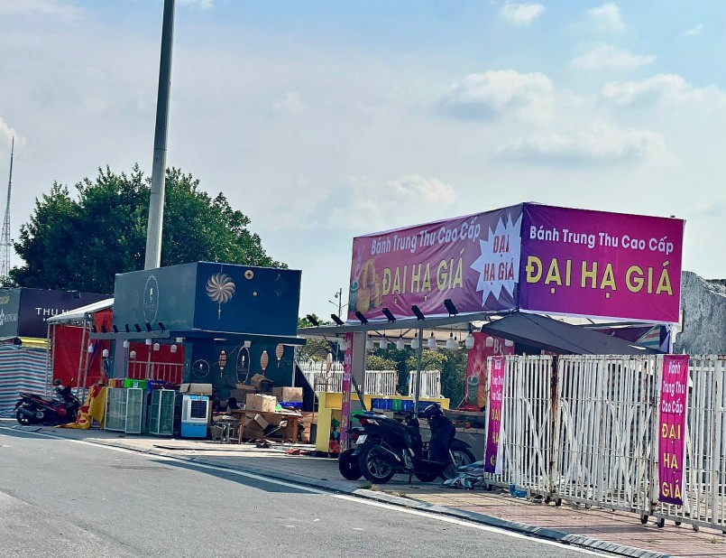 Nhiều cửa hàng, quầy bán tạm vội vã treo biển xả hàng tồn kho với mức giá giảm sâu Nhiều cửa hàng, quầy bán tạm vội vã treo biển xả hàng tồn kho với mức giá giảm sâu