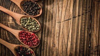 Giá hồ tiêu hôm nay 14/10: Thị trường nội địa ổn định chờ cú hích, thế giới diễn biến trái chiều