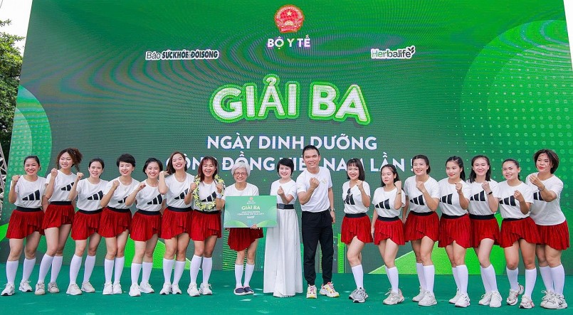 Ông Nguyễn Thành Đạt - Giám đốc Truyền thông cấp cao Herbalife Việt Nam và nhà báo Trần Yến Châu - Phó Tổng Biên tập Báo Sức khỏe và Đời sống, Phó Ban Tổ chức Chương trình tặng hoa cho đội chơi giành giải Ba tại chương trình. Ông Nguyễn Thành Đạt - Giám đốc Truyền thông cấp cao Herbalife Việt Nam và nhà báo Trần Yến Châu - Phó Tổng Biên tập Báo Sức khỏe và Đời sống, Phó Ban Tổ chức Chương trình tặng hoa cho đội chơi giành giải Ba tại chương trình.