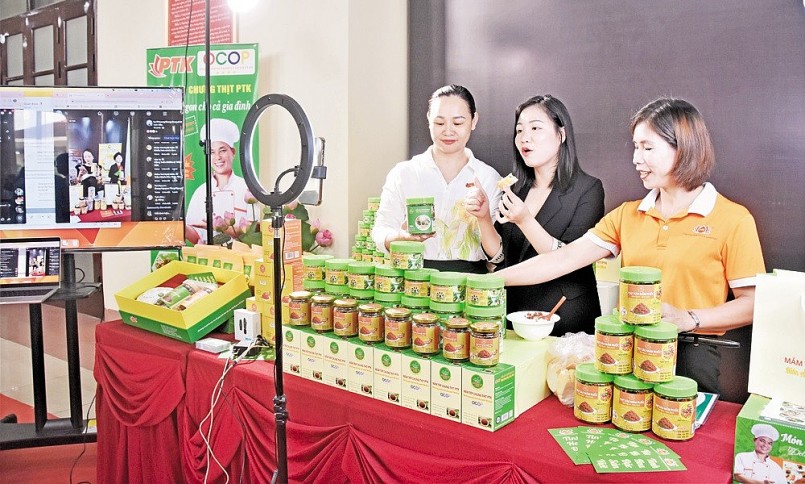 Ứng dụng công nghệ số trong sản xuất, kinh doanh.