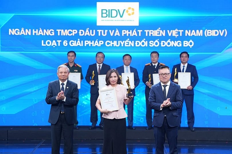 Bà Bùi Thị Vân Trang - Phó Giám đốc Trung tâm Phát triển Ngân hàng số - đại diện BIDV nhận giải thưởng.