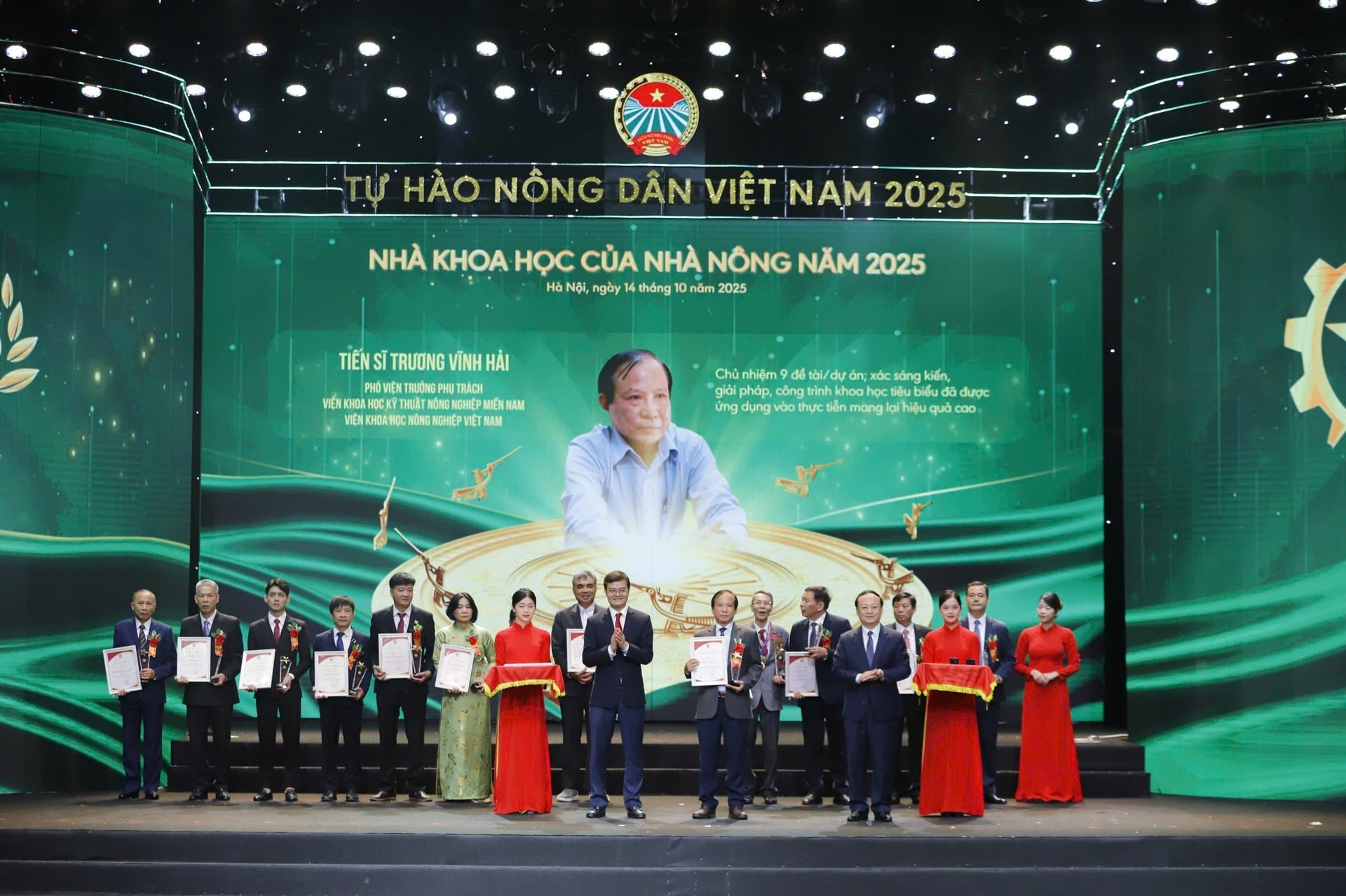 Trao biểu trưng và chứng nhận cho các nhà khoa học của nhà nông 2025 nhóm 2. Ảnh: Dân Việt.