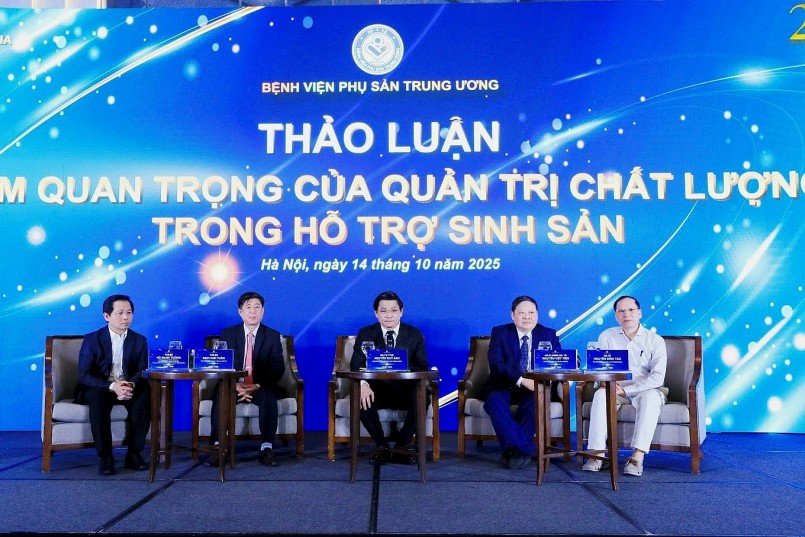 Các chuyên gia tham gia thảo luận tại hội thảo, trong chuỗi sự kiện kỷ niệm 25 năm thành lập Trung tâm Hỗ trợ sinh sản Quốc gia (Ảnh: T.T).