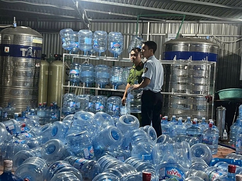 Xưởng sản xuất nước của Lê Văn Viết. Ảnh: Công an TP Hà Nội.