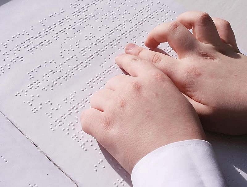 Chia sẻ tại tọa đàm, ông Đinh Thanh Tùng, Chủ tịch thường trực Hội người mù Việt Nam, cũng nói lên những khó khăn mà trẻ khiếm thị phải đối mặt trong quá trình học tập và hòa nhập, dù các em rất thông minh và nhanh nhẹn. 