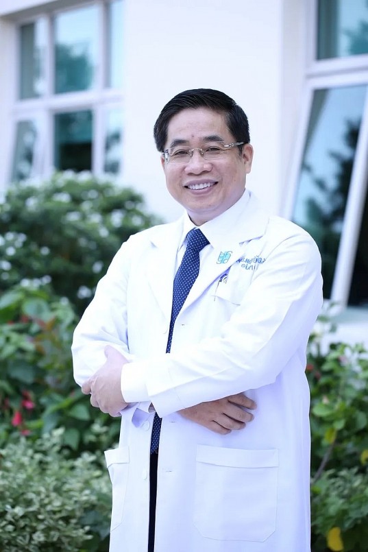 Tên của PGS-TS-BS Nguyễn Hoàng Bắc, Giám đốc Bệnh viện Đại học Y Dược TP HCM, được lấy đặt tên cho một loài hoa mới phát hiện.