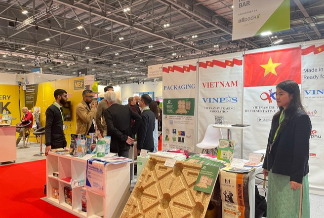 Gian hàng Việt Nam trưng bày pallet gỗ đúc, một sản phẩm rất mới trên thị trường sản xuất hoàn toàn từ gỗ tái chế. (Ảnh: Minh Hợp/TTXVN)