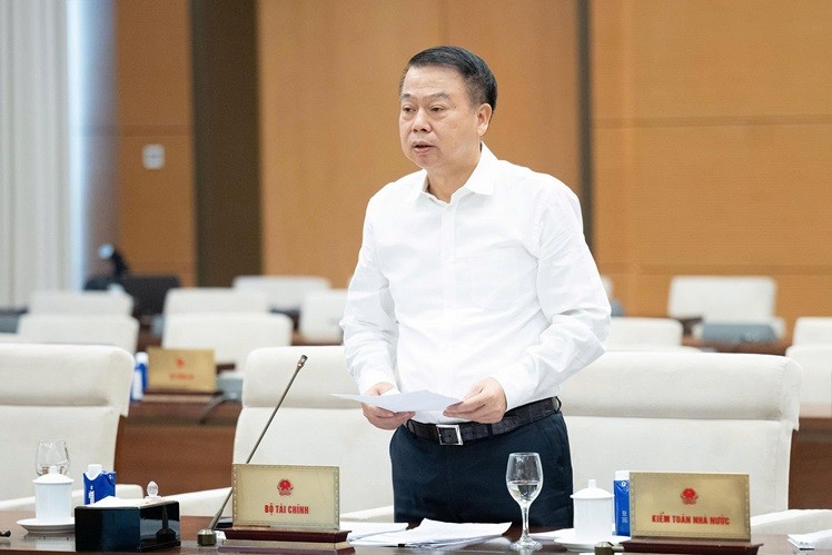 Thứ trưởng Bộ Tài chính Nguyễn Đức Chi trình bày Tờ trình dự thảo Nghị quyết Thứ trưởng Bộ Tài chính Nguyễn Đức Chi trình bày Tờ trình dự thảo Nghị quyết