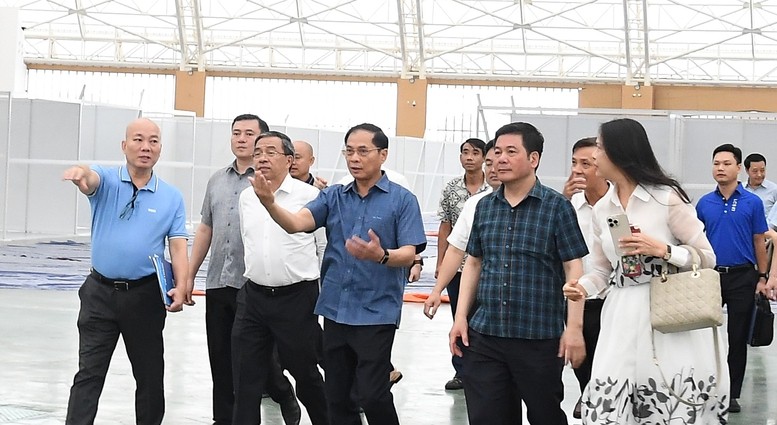 Phó Thủ tướng đi kiểm tra tiến độ Hội chợ - Ảnh: VGP