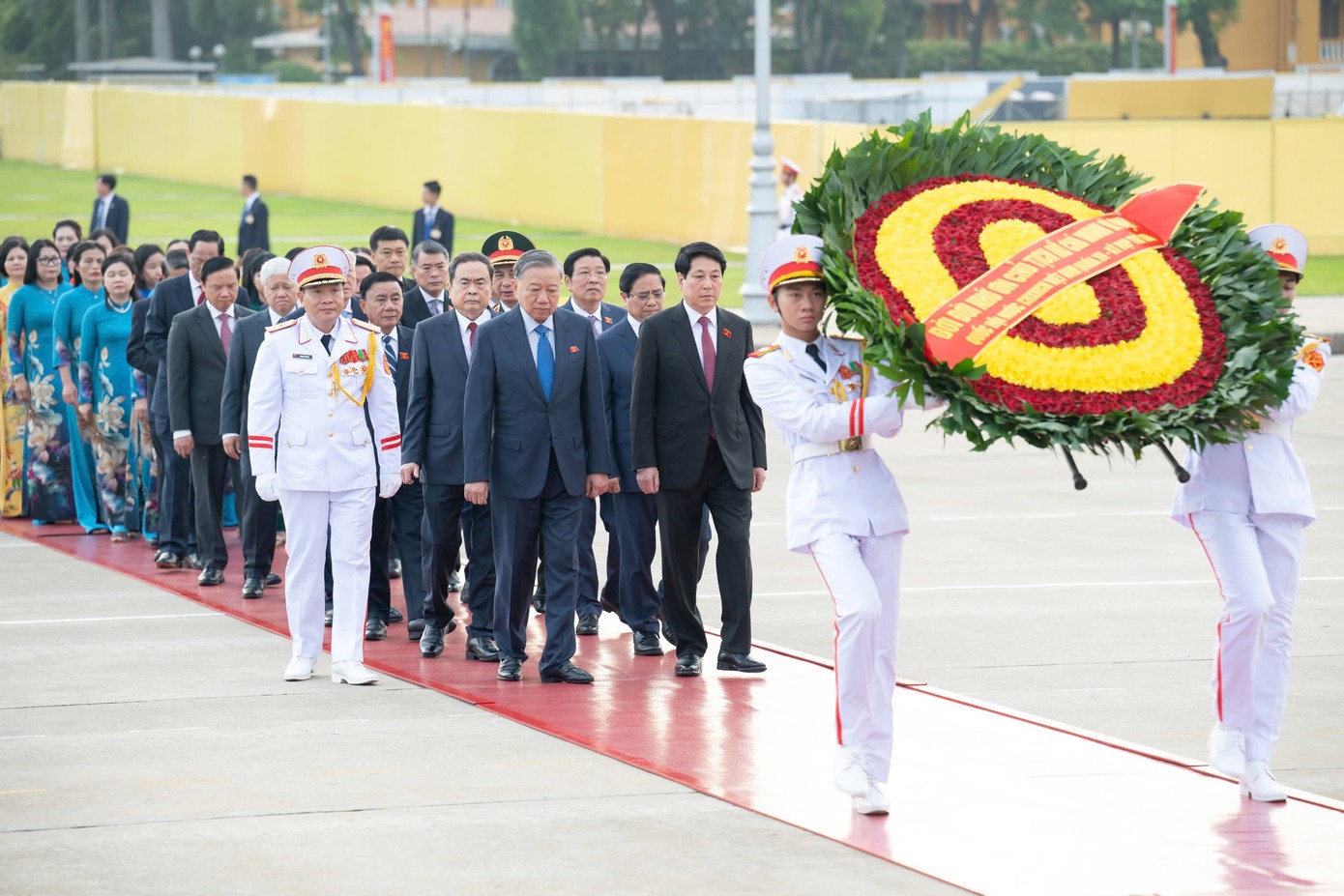 Các đồng chí lãnh đạo Đảng, Nhà nước, Mặt trận Tổ quốc Việt Nam và các đại biểu Quốc hội đặt vòng hoa, vào Lăng viếng Chủ tịch Hồ Chí Minh trước giờ khai mạc Kỳ họp thứ 10, Quốc hội khóa XV. Ảnh: Quốc hội
