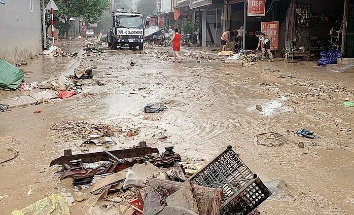 Sau mưa lũ, môi trường ẩm ướt cùng với nước thải sinh hoạt, bùn đất và rác hữu cơ đã tạo điều kiện lý tưởng cho vi khuẩn, nấm và ký sinh trùng phát triển mạnh.