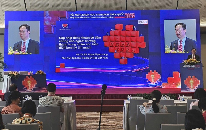 GS.TS Phạm Mạnh Hùng trình bày nội dung cập nhật đồng thuận về tiêm chủng cho người trưởng thành trong chăm sóc toàn diện bệnh lý tim mạch (Ảnh: Phương Thủy).