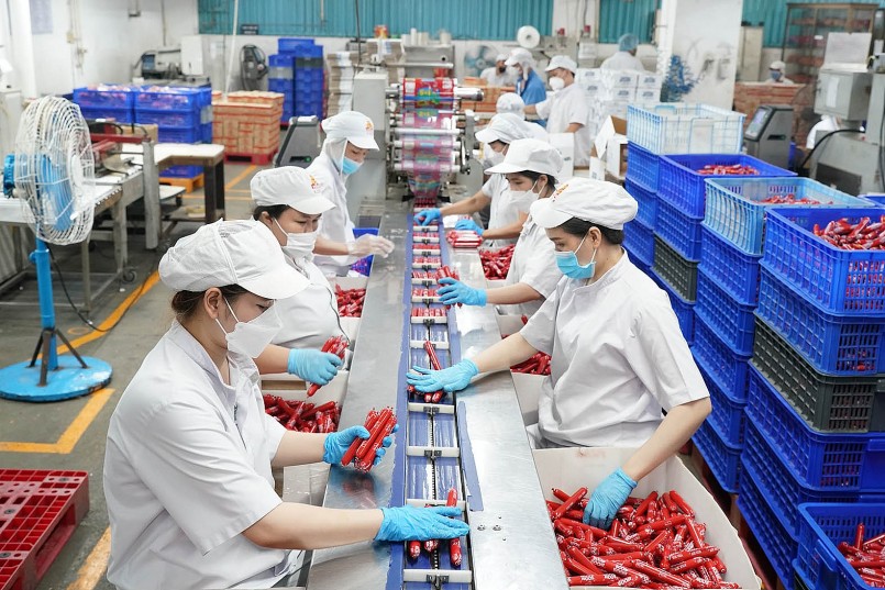 Dây chuyền đóng gói xúc xích tại Công ty CP Việt Nam Kỹ nghệ súc sản Vissan. Ảnh: Hoàng Hùng