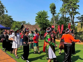 Hòa mình trong không gian văn hóa Việt tại Tuần "Đại đoàn kết các dân tộc" 2025