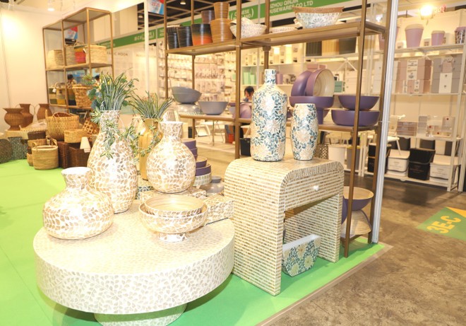 Các sản phẩm khảm trai mỹ nghệ của Việt Nam tại triển lãm. (Ảnh: Xuân Vịnh/TTXVN)