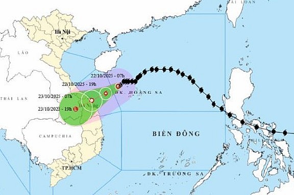 Theo Trung tâm Dự báo Khí tượng Thủy văn Quốc gia, hồi 7 giờ sáng 22/10, vị trí tâm bão ở trên vùng biển phía Tây Bắc Hoàng Sa, cách Đà Nẵng khoảng 280km về phía Đông Đông Bắc.Ảnh: Trung tâm Dự báo khí tượng thủy văn quốc gia