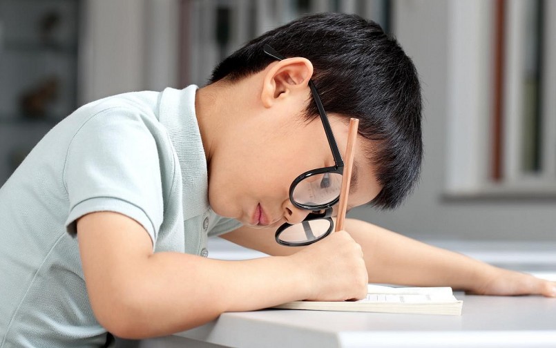 Nếu không được phát hiện và điều trị đúng cách, tật khúc xạ có thể dẫn đến nhược thị.