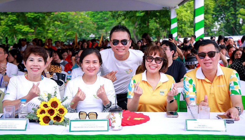 Ông Nguyễn Thành Đạt - Giám đốc Truyền thông cấp cao Việt Nam chụp ảnh cùng các Lãnh đạo Thành Viên Độc Lập Herbalife Việt Nam.