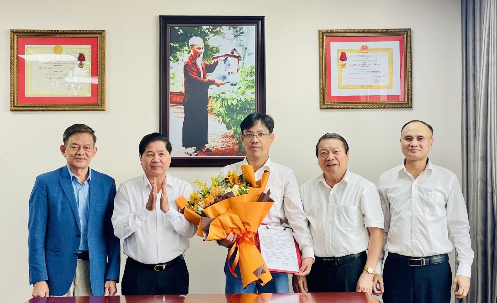 Lãnh đạo Hội Làm vườn Việt Nam và Tổng Biên tập Tạp chí Kinh tế nông thôn Lê Văn Thơm (ngoài cùng bên phải) chụp ảnh lưu niệm cùng ông Hoàng Đình Văn. Lãnh đạo Hội Làm vườn Việt Nam và Tổng Biên tập Tạp chí Kinh tế nông thôn Lê Văn Thơm (ngoài cùng bên phải) chụp ảnh lưu niệm cùng ông Hoàng Đình Văn.