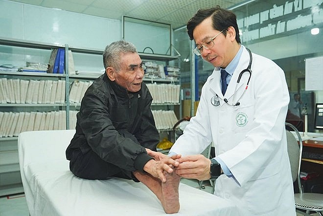 PGS.TS. bác sĩ Vũ Văn Giáp thăm khám bệnh cho người dân vùng sâu, vùng xa. Ảnh: Mai Thanh