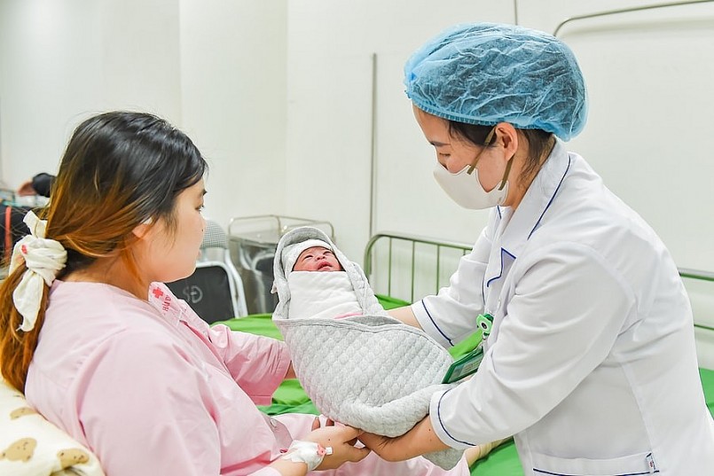 Đề xuất này được đưa ra trong bối cảnh cấp bách khi tỷ suất sinh của Việt Nam chỉ còn 1,91 con/phụ nữ, thấp hơn đáng kể so với mức sinh thay thế là 2,1.