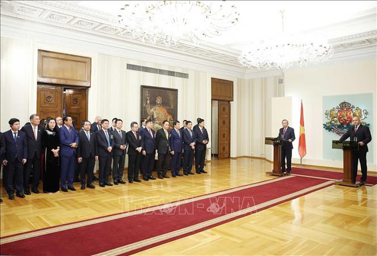 Hai nhà lãnh đạo cho biết, việc thiết lập quan hệ Đối tác Chiến lược Việt Nam - Bulgaria là dấu mốc quan trọng, tạo cơ sở, nền tảng đưa quan hệ hai nước lên tầm cao mới, vì lợi ích của nhân dân hai nước, vì hòa bình, ổn định và phát triển trong khu vực và trên thế giới - Ảnh: TTXVN