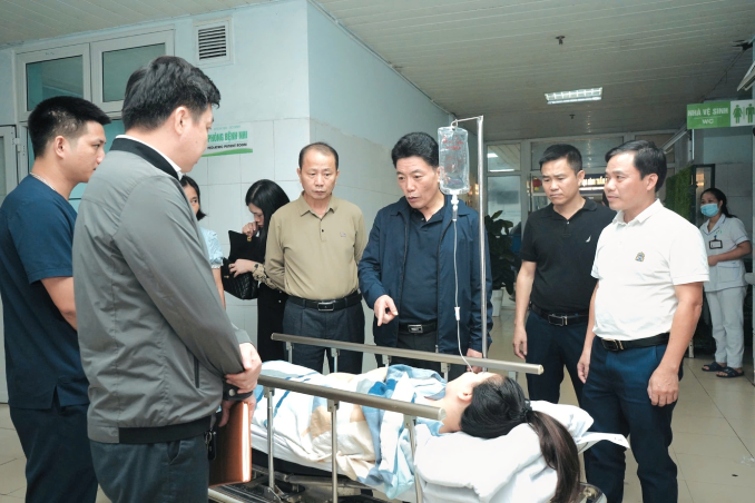 Các cán bộ ngành y tế tỉnh thăm hỏi sức khỏe nạn nhân. Ảnh: BV Sản Nhi Nghệ An. 