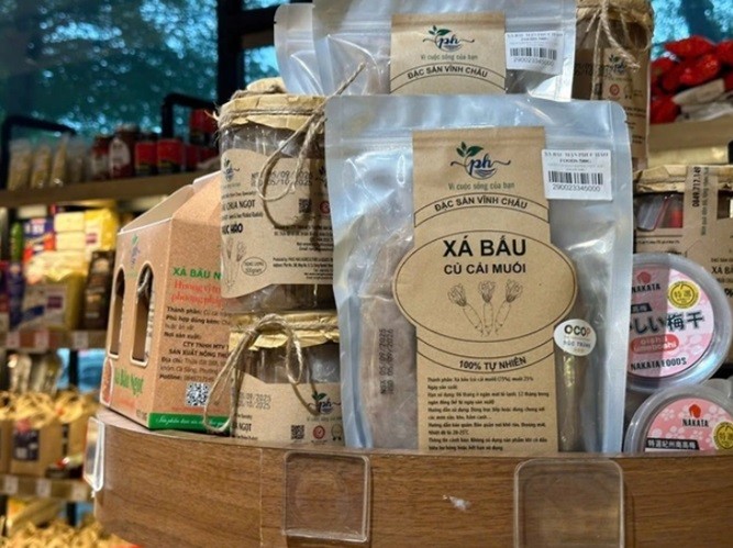 Sản phẩm xá bấu lên kệ hàng trong siêu thị  ẢNH: DUY TÂN