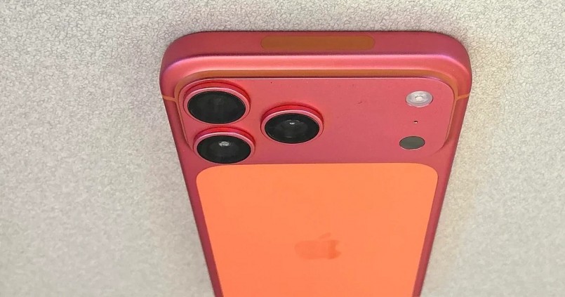 Trên các nền tảng mạng xã hội lớn như Reddit và TikTok, nhiều người dùng đã chia sẻ hình ảnh và video cho thấy chiếc iPhone 17 Pro màu cam vũ trụ của họ bị phai màu một cách rõ rệt. 