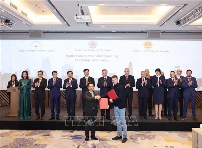 Tổng Bí thư Tô Lâm và Tổng thống Bulgaria Rumen Radev chứng kiến trao Thỏa thuận hợp tác trong lĩnh vực công nghệ vũ trụ giữa Tập đoàn Công nghiệp - Viễn thông Quân đội (Viettel) và Công ty EnduroSat EAD - Ảnh: TTXVN