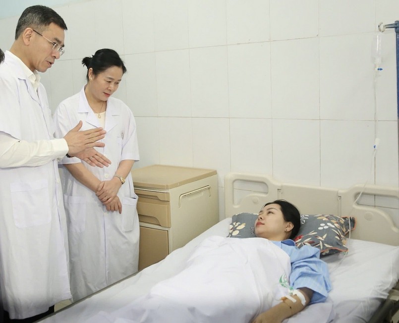 Đoàn công tác Bộ Y tế do TS.BS Hà Anh Đức, Cục trưởng Cục Quản lý Khám, chữa bệnh dẫn đầu đến thăm hỏi, động viên các điều dưỡng bị thương trong vụ tấn công.