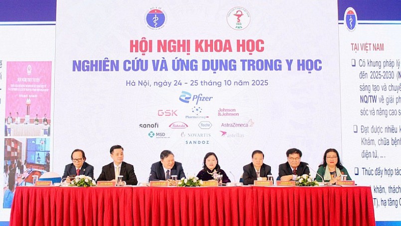 Chủ toạ phiên toàn thể hội nghị. Chủ toạ phiên toàn thể hội nghị.