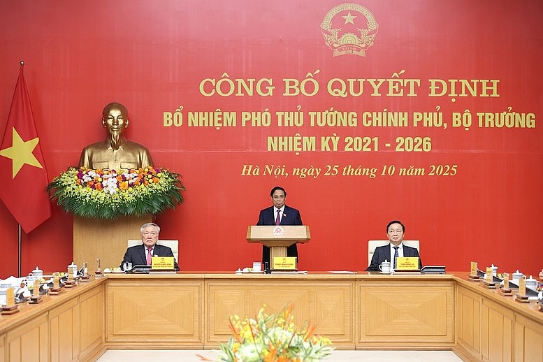 Thủ tướng chúc mừng các đồng chí vừa được bổ nhiệm giữ chức vụ Phó Thủ tướng Chính phủ và Bộ trưởng các Bộ nhiệm kỳ 2021-2026; điều này thể hiện niềm tin, sự tín nhiệm, kỳ vọng lớn của Đảng, Nhà nước đối với các đồng chí, đây là niềm vinh dự, tự hào.- Ảnh: VGP/Nhật Bắc Thủ tướng chúc mừng các đồng chí vừa được bổ nhiệm giữ chức vụ Phó Thủ tướng Chính phủ và Bộ trưởng các Bộ nhiệm kỳ 2021-2026; điều này thể hiện niềm tin, sự tín nhiệm, kỳ vọng lớn của Đảng, Nhà nước đối với các đồng chí, đây là niềm vinh dự, tự hào.- Ảnh: VGP/Nhật Bắc