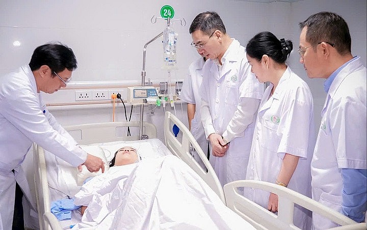 Đoàn công tác Bộ Y tế do TS.BS Hà Anh Đức, Cục trưởng Cục Quản lý Khám, chữa bệnh dẫn đầu đến thăm hỏi, động viên các điều dưỡng bị thương trong vụ tấn công. Đoàn công tác Bộ Y tế do TS.BS Hà Anh Đức, Cục trưởng Cục Quản lý Khám, chữa bệnh dẫn đầu đến thăm hỏi, động viên các điều dưỡng bị thương trong vụ tấn công.