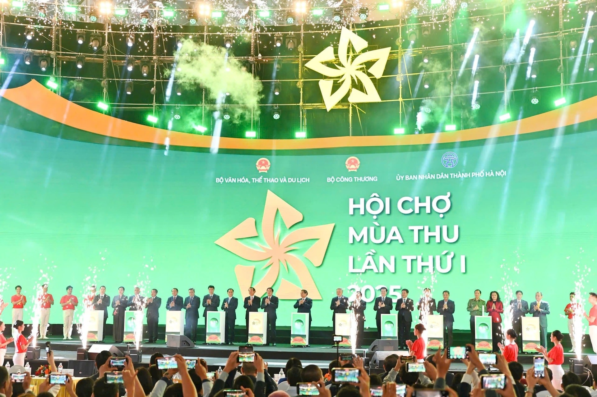 Các đại biểu thực hiện nghi thức khai mạc hội chợ. Ảnh: Viết Thành