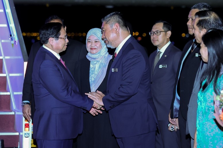 Đón Thủ tướng Phạm Minh Chính và Đoàn đại biểu Việt Nam tại sân bay quốc tế Kuala Lumpur, về phía Malaysia có Bộ trưởng Bộ Giáo dục Malaysia Fadhlina Sidek; Đại sứ Malaysia tại Việt Nam Dato\' Tan Yang Thai; Cục trưởng Cục Lễ tân, Bộ Ngoại giao Malaysia; đại diện Văn phòng Thủ tướng - Ảnh: VGP